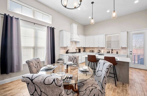 South Arlington House | Modern Urban Retreat - Just outside the Main City