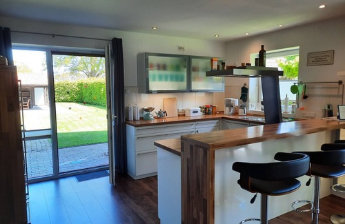 Uplengen House | Modern vacation home for up to 10 people, 3km to the bathing lake, with garden and balcony