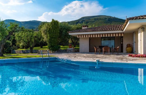 Tourrettes-sur-Loup Villa | Modern villa in park swimming pool and floodlit tennis court