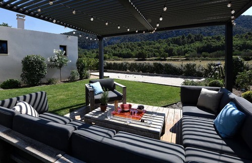 Maubec Villa | Modern Villa at the foot of the Luberon