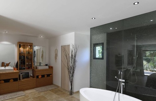 Maubec Villa | Modern Villa at the foot of the Luberon