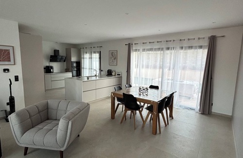 Apt Villa | Modern villa with 4 bedrooms, heated pool and panoramic views
