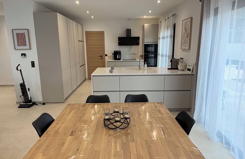 Apt Villa | Modern villa with 4 bedrooms, heated pool and panoramic views