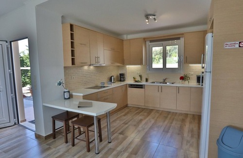 Adelianos Kampos House | modern villa with private pool, just 5 minutes to the beach