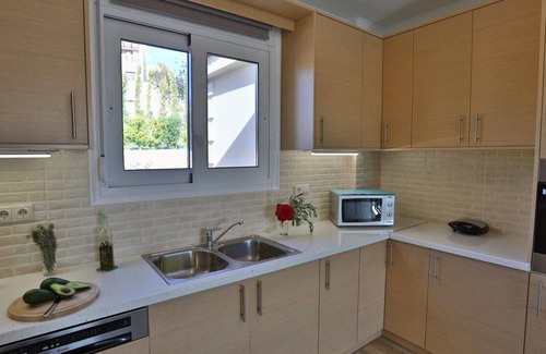 Adelianos Kampos House | modern villa with private pool, just 5 minutes to the beach