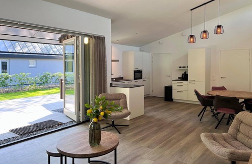 Dirkshorn House | Modern villa with terrace and garden in Dirkshorn