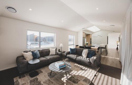 Lake Hawea House | Modern Vista - Lake Hawea Holiday Home