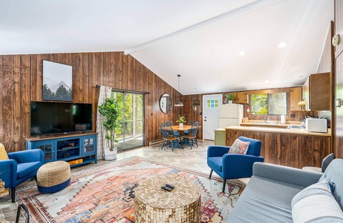 Sleepy Hollow Cabin | Modern w/Fire Pit, Deck, Grill & Hot Tub