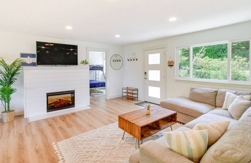 Union House | Modern Washington Home w/ Deck & Stunning Views!