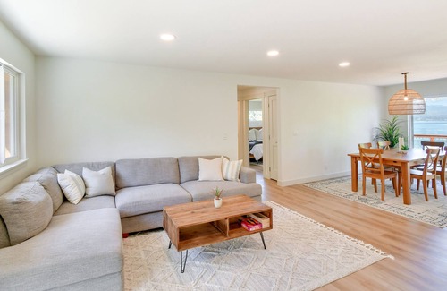 Union House | Modern Washington Home w/ Deck & Stunning Views!