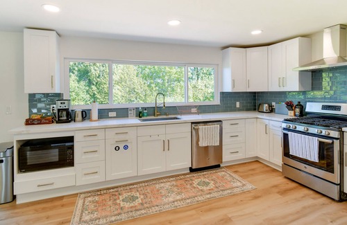 Union House | Modern Washington Home w/ Deck & Stunning Views!