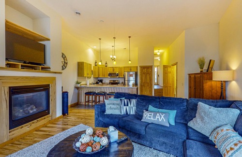 Minocqua Condo | Modern Water-View Condo with Fast WiFi, Gas Fireplace, Patio & Gas Grill