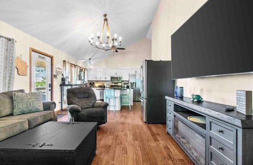 Necedah House | Modern Waterfront Getaway on the Wisconsin River – Between Castle Rock & Lake Petenwell