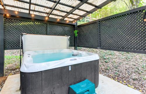 Hemphill Heights House | Modern Waynesville Cabin about 9 Mi to Lake Junaluska!