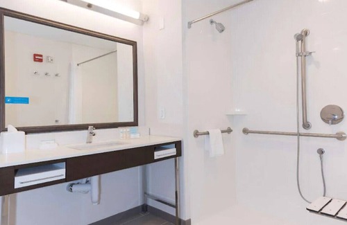 Indianapolis House | Modern & Welcoming Place to Rest! W/ Free WiFi