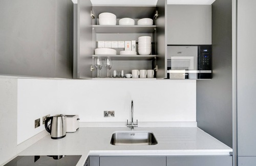 Tower Hill Apartment | Modern Whitechapel 1BR w/Roof Terrace, 2 mins to Aldgate East