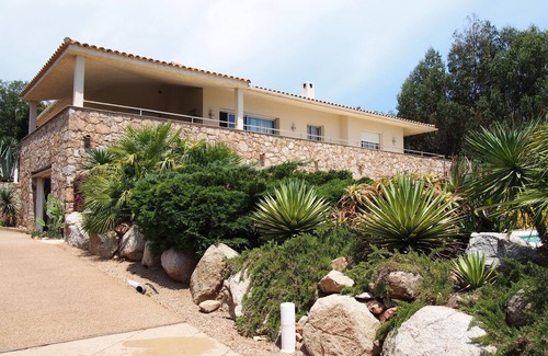 Cirendinu Villa | modern willa at sea side with heated pool and private parking