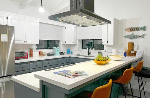 Oakhurst House | Modern Yosemite Cabin, 15min Bass Lake, Sleeps 8