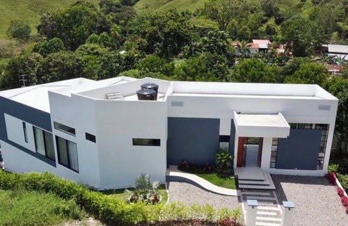 Ibague Villa | Moderna y Lujosa Casa Campestre en Ibagué con Salón de Juegos