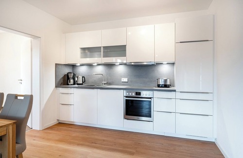 Greetsiel Apartment | Moderne Erdgeschosswohnung am Hafen: Lichtdurchflutetes Wohnen mit Komfort