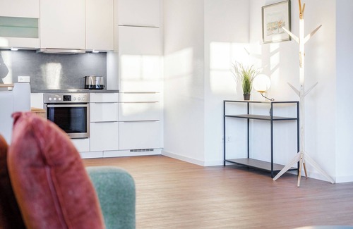 Greetsiel Apartment | Moderne Erdgeschosswohnung am Hafen: Lichtdurchflutetes Wohnen mit Komfort