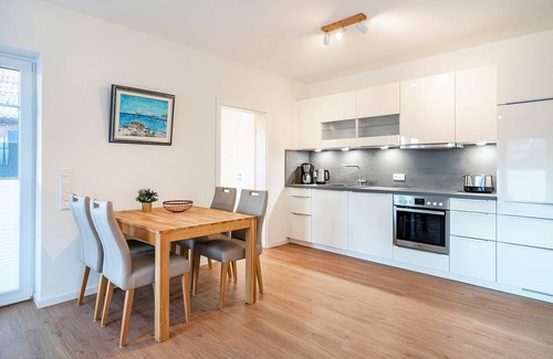 Greetsiel Apartment | Moderne Erdgeschosswohnung am Hafen: Lichtdurchflutetes Wohnen mit Komfort