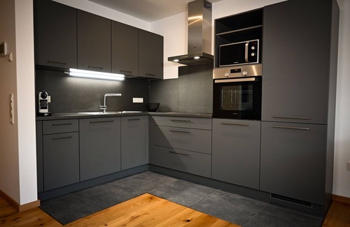 Wolf Apartment | Moderne Ferienwohnung mit Terrasse für Freunde und Familie bis zu 5 Personen