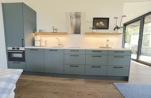 Eckernfoerde Apartment | Moderne Ferienwohnung in Ruhiger, Grüner Lage von Eckernförde