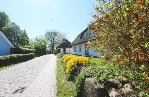 Gross Zicker Apartment | moderne Ferienwohnung mit eigener Terrasse - Haus Inselwind FeWo MEERglück