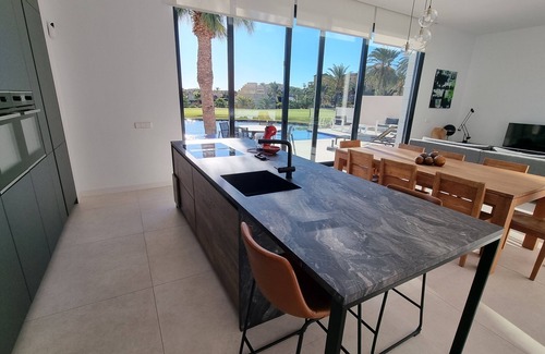 Vera Villa | Moderne villa, met artistieke inrichting. dicht bij wandelpaden, zee, golfgebied