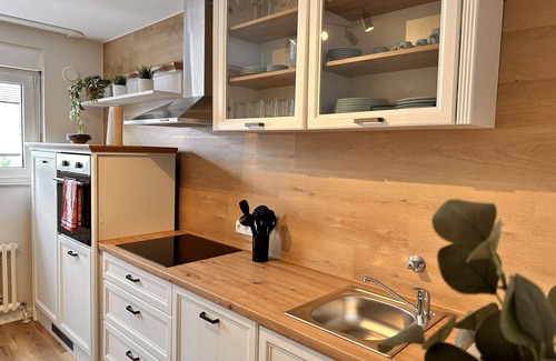 Dinslaken Apartment | 'Moderne Wohnung 89m2' with Balcony and Wi-Fi