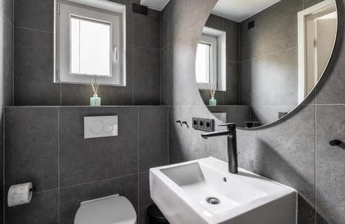Harleshausen Apartment | Modernes Basement-Studio mit Kingsize-Wasserbett und Walk-in Dusche mit guter Anbindung in die Innenstadt