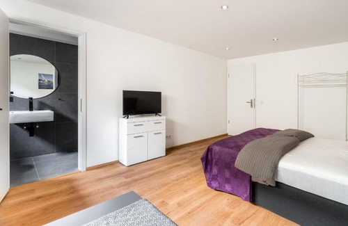 Harleshausen Apartment | Modernes Basement-Studio mit Kingsize-Wasserbett und Walk-in Dusche mit guter Anbindung in die Innenstadt