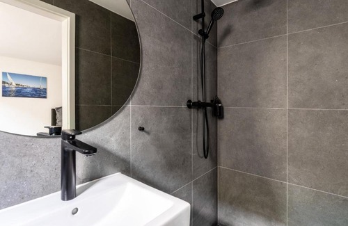 Harleshausen Apartment | Modernes Basement-Studio mit Kingsize-Wasserbett und Walk-in Dusche mit guter Anbindung in die Innenstadt