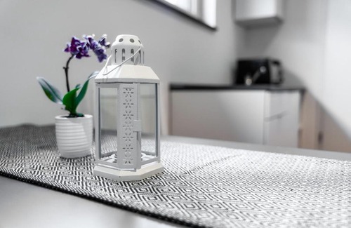 Harleshausen Apartment | Modernes Basement-Studio mit Kingsize-Wasserbett und Walk-in Dusche mit guter Anbindung in die Innenstadt