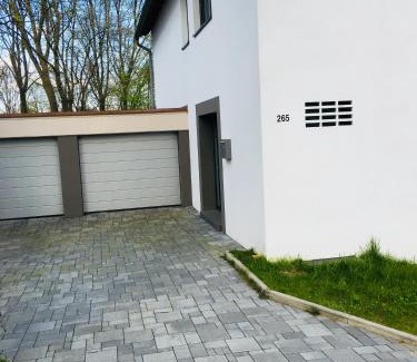 Hustadt Apartment | Modernes Ferienhaus mit 2 Balkonen, Terrasse und Garten !