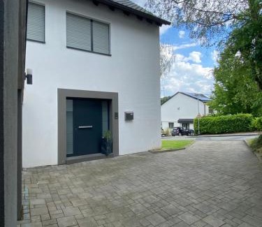 Hustadt Apartment | Modernes Ferienhaus mit 2 Balkonen, Terrasse und Garten !