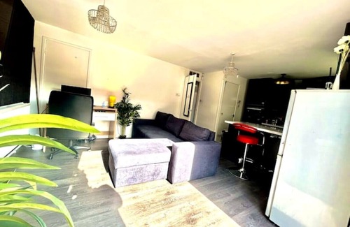 Leeds House | Modernised 2 Bed House Close to City Centre