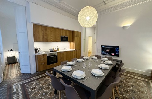 Dreta de l'Eixample Apartment | Modernist 5-bedroom apartment with AC in central Barcelona!