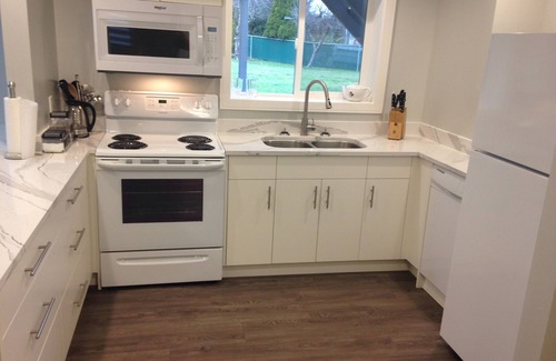 Sidney House | Modernized 1 Bedroom suite close to downtown Sidney