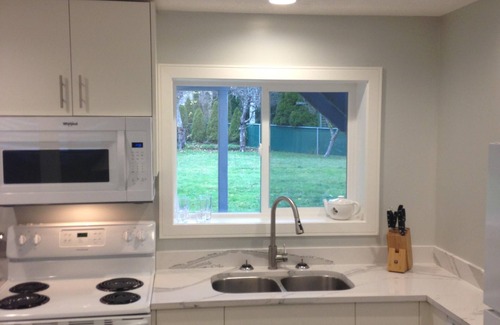 Sidney House | Modernized 1 Bedroom suite close to downtown Sidney