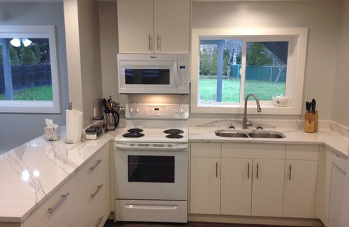 Sidney House | Modernized 1 Bedroom suite close to downtown Sidney