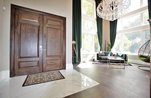 Richmond Hill Villa | Modernized Five Bedroom Villa
