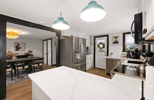 Medina House | Modernized Historical Home in Downtown Medina w/Hot Tub