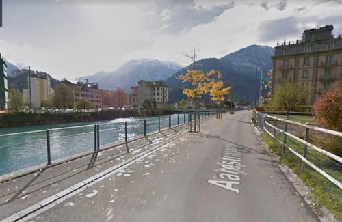 Unterseen Apartment | Moderno appartamento con balcone vista fiume e Monte Jungfrau