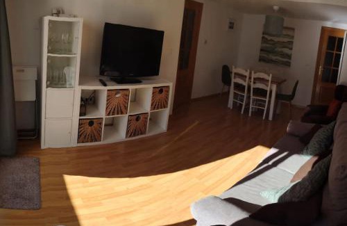 Guejar Sierra Apartment | Moderno y Confortable Apartamento en Güejar Sierra, con Aparcamiento, Terraza, WI-FI