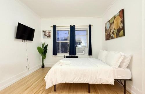 East Avenue Apartment | Modernstudioqueenbedworkspacehighspeedwifi