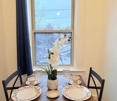 East Avenue Apartment | Modernstudioqueenbedworkspacehighspeedwifi