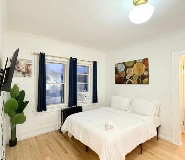East Avenue Apartment | Modernstudioqueenbedworkspacehighspeedwifi