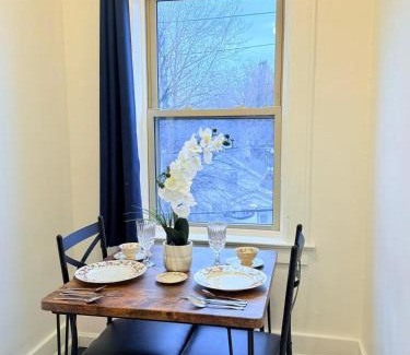East Avenue Apartment | Modernstudioqueenbedworkspacehighspeedwifi